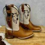 BotaFaca Boi Nelore
                                    - Couro Cano Napa Flay Bege | Couro Gaspea Fóssil Havana | Bordado Preto com Linhas