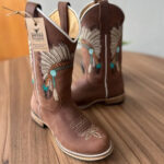 Texana Iracema - Couro Horse Nescau/Bordado Cocar Bege e Verde