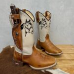 BotaFaca Cavaleiro
                                    - Couro Cano Napa Flay Bege | Couro Gáspea Fóssil Havana Chapado