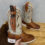 BotaFaca Bruto 
                                    - Couro Cano Napa Flay Bege | Couro Gáspea Latego Mostarda Estilizado em Dinossauro | Bordado Bege e Marrom