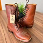 Coturno - Couro Mustangue/Florão Bege (Solado Madeira)