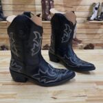 Texana Capota Asas - Couro Látego Preto | Bordado Branco