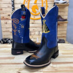 BotaFaca Padroeira - Couro Cano Fóssil Azul Bic | Couro Gáspea Látego Preto | Bordado Nossa Senhora Tradicional