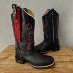 BotaFaca Heloisa 2.0
                                    - Couro Látego Preto | Bordado Vermelho e Branco