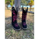 BOTA TEXANA EM COURO NOBUCK PRETO BORDADO FLORES E RAMOS ROSA