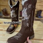 Texana Cavalo - Couro Nobuck Chocolate | Bordado Bege