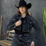 Jaqueta Consciência Jeans Cropped Feminina com Aplicação de Strass Vintage