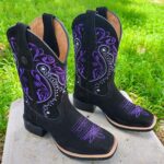 Bota Texana Cano Tradicional Couro Nobuck Preto Com Bordado Roxo